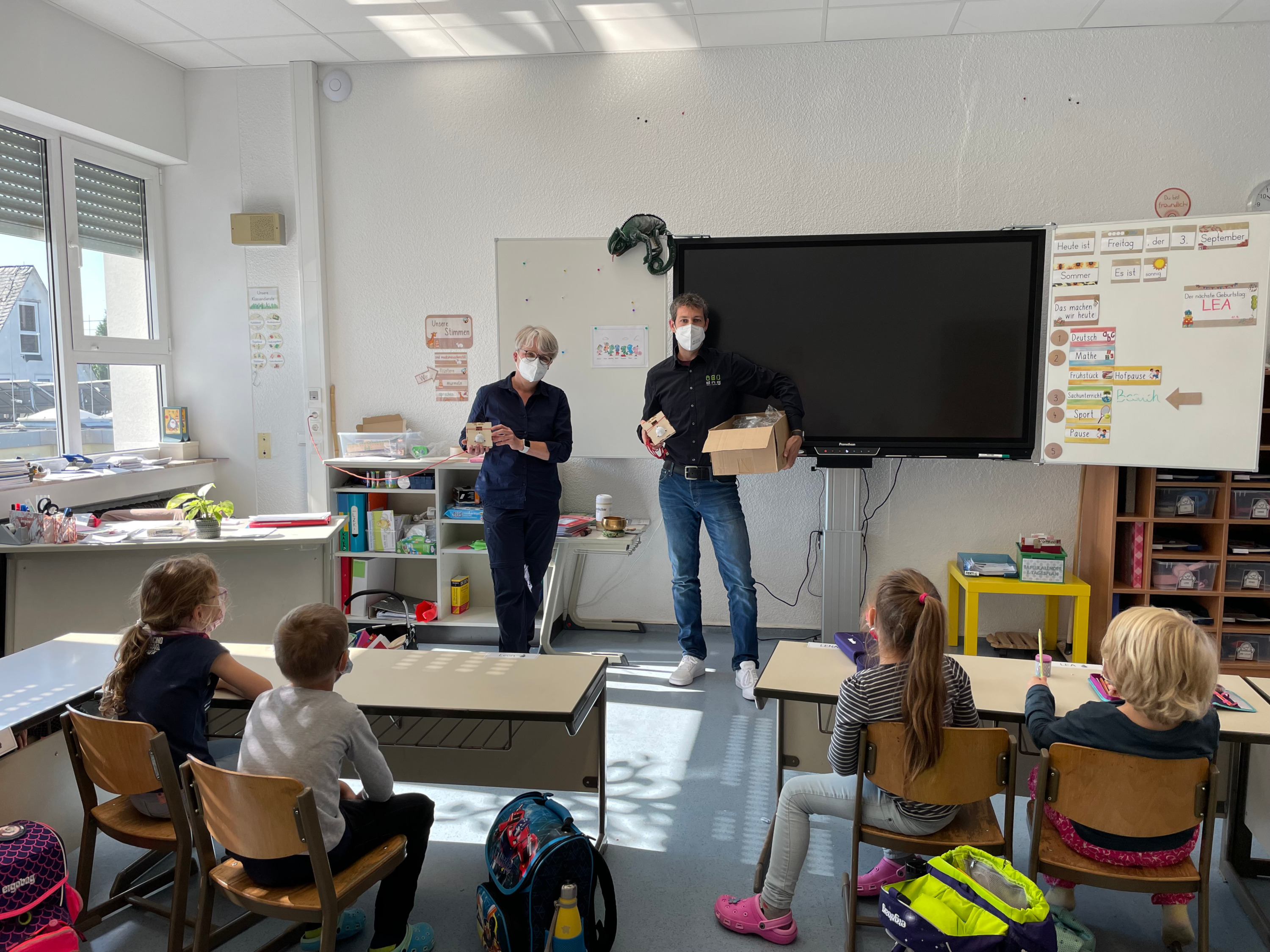 Übergabe der CO2-Ampeln in der Pinguinklasse der Gemeinschaftsgrundschule Hünsborn